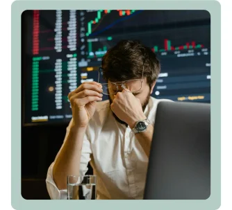 Personne frustrée à cause de la mauvaise performance du site web